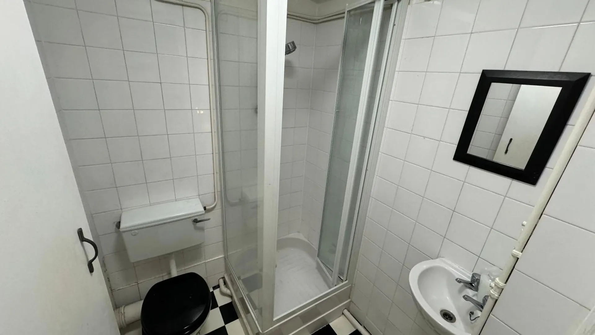 Room With Private Bathroom Central Brighton - Close To The Beach & Brighton Station Apartment